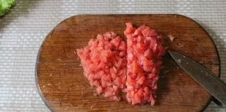 Greipfrutą nulupkite ir nuimkite plėveles. Smulkiai supjaustykite kartu su lašiša.