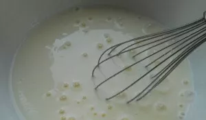 Į kefyro mišinį įdėkite sodos ir 3 valg. šaukštus sviesto. Išplakite.