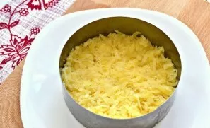 Salotas geriau rinkti giliame salotų dubenyje arba lėkštėje, pavyzdžiui, naudojant žiedą iš spyruoklinės formos. Bulves nulupkite ir suta...