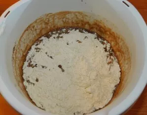Įdėkite kepimo sodos, citrinos sulčių ir miltų. Išmaišykite.