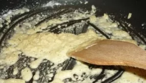 Suberkite miltus ir toliau maišydami kepkite dar 2 minutes.