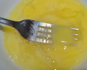 Kiaušinius išplakti su druska.