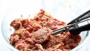 Keptuvėje įkaitinkite šiek tiek augalinio aliejaus (šiuo atveju alyvuogių aliejaus, bet galite naudoti ir kitą). Iš maltos mėsos suformuo...