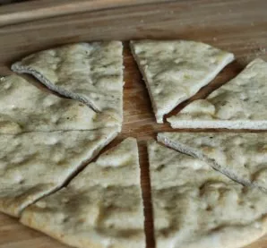 Tada kiekvieną lavašą supjaustome į 8 dalis.
