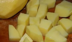 Nulupkite bulves ir nuplaukite po tekančiu vandeniu. Supjaustome dideliais pagaliukais ir dedame į puodą, kurioje verdami ryžiai. Putas n...
