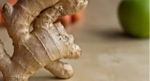 Tada į svogūną suberkite susmulkintą česnaką ir imbierą. Kepkite dar 2-3 minutes maišydami.