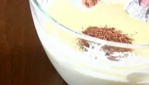 Supilkite kondensuotą pieną ir kakavą, gerai išplakite mikseriu.