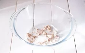 Į didelį dubenį sudėkite mieles, įpilkite 1 šaukštelį cukraus.