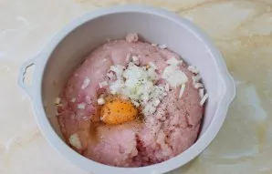 Į dubenį sudėkite maltą vištieną. Į ją sudėkite smulkiai supjaustytą svogūną ir kiaušinį. Įpilkite druskos ir prieskonių pagal skonį. Išm...