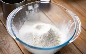 Miltus persijokite į atskirą sausą dubenį, suberkite druską, cukrų, soda. Sumaišykite šiuos ingredientus.