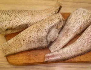 Žuvį kruopščiai išvalome nuo visų nereikalingų dalių, įberiame druskos ir pipirų.