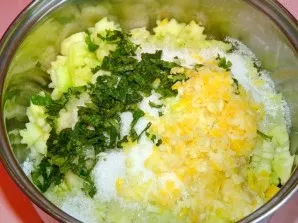 Gautą masę palikite 3 valandas, kad visi ingredientai išskirtų sultis.