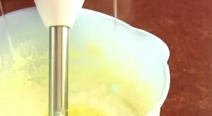 Įdarui sumaišykite varškę, kiaušinį, grietinę, įprastą ir vanilinį cukrų, viską išplakite mikseriu iki vientisos masės.