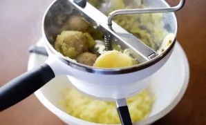 Bulves galite nulupti iš anksto arba išvirti su lupenomis ir pertrinti per sietelį.
