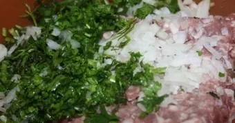 Dabar atėjo laikas įdarui. Į maltą mėsą suberkite smulkiai pjaustytus žalumynus, smulkiai pjaustytą svogūną, du kietai išvirtus ir smulki...