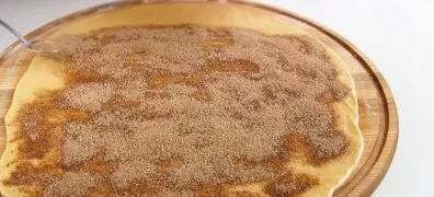 Įdarui sumaišykite cinamoną, cukrų ir vanilinį cukrų. Tešlą iškočiokite į 1 cm storio sluoksnį, tešlą aptepkite tirpintu sviestu, pabarst...