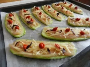 Cukinijas apkepkite sausoje keptuvėje iš abiejų pusių. Ant jų dedame įdarą - vištieną, tarkuotą sūrį, šiek tiek baziliko ir lašelį padažo.