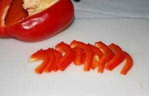 Papriką supjaustykite juostelėmis.