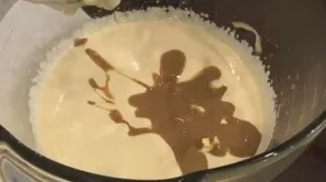 Sviestas turi būti minkštas, šiek tiek ištirpęs. Siunčiame į dubenį su kiaušiniais, taip pat supilame kefyrą, kuriame kava jau ištirpo. V...