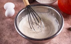 Kruopščiai sumaišykite, kol ingredientai visiškai susimaišys, ir palikite 20–30 minučių, kad išbrinktų.