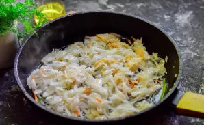 Keptuvėje įkaitinkite augalinį aliejų, suberkite kopūstą, kepkite 5-7 minutes maišydami.
