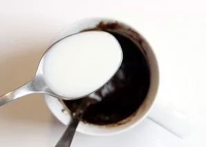 Kai sumaišysite kiaušinį su visais ingredientais, įpilkite augalinio aliejaus ir pieno.