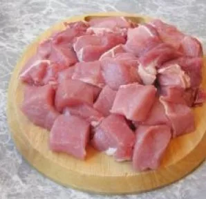 Kiauliena supjaustyti kubeliais.