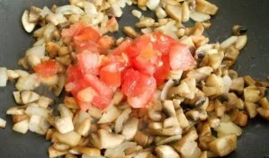 Pomidorą supjaustykite mažais kubeliais ir suberkite į grybus bei svogūnus. Dabar pats laikas į įdarą pagal skonį įberti druskos ir pipir...