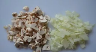 Grybus nuplaukite ir supjaustykite griežinėliais. Smulkiai supjaustykite svogūną.