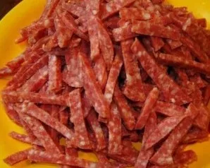 Dešrą supjaustykite plonomis juostelėmis.