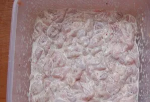 Į supjaustytą mėsą pagal skonį įberkite druskos ir pipirų. Supilkite grietinėlę ir įdėkite šaukštą garstyčių. Viską kruopščiai išmaišykit...