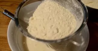 Miltus (900 gramų) sumaišyti su kepimo milteliais, į dubenį su skystais ingredientais persijoti sausus ingredientus, gerai išmaišyti.