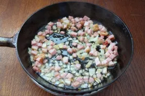 Supjaustytą krūtinėlę suberkite į svogūną. Kepkite 3 minutes.
