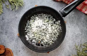 Svogūnus nulupkite, nuplaukite ir smulkiai supjaustykite. Į keptuvę supilkite augalinį aliejų, sudėkite sviestą ir kaitinkite ant vidutin...