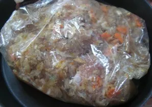 Suberkite mėgstamus prieskonius ir sumaišykite rankovės turinį. Supilkite 600 ml virinto vandens ir sandariai uždarykite maišelio kraštus...