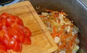 Nuplaukite pomidorus. Jei nenorite, kad į patiekalą būtų pomidorų odelės, iš anksto nulupkite jas. Norėdami tai padaryti, užvirinkite van...