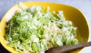 Nuplautas salotas suplėšykite į dubenį su ingredientais.