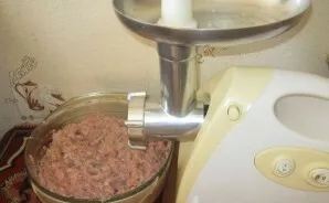 Žuvies filė kartu su batono mase ir daržovėmis sumalame per mėsmalę. Į maltą mėsą įmušame kiaušinius, įdedame druskos ir pipirų. Gerai iš...