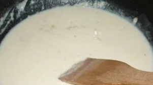 Palaipsniui supilkite pieną ir suberkite prieskonius. Nuolat maišydami užvirinkite. Tada virkite dar 5 minutes.
