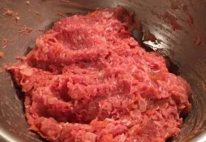 Apkeptas daržoves suberkite į faršą ir gerai išmaišykite. Įmuškite kiaušinį ir įberkite druskos pagal skonį.