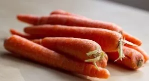 Tada sudėkite pjaustytas morkas ir kubeliais pjaustytą obuolį. Kepkite visus ingredientus porą minučių ant silpnos ugnies.