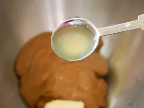 Į jį taip pat įpilkite citrinos sulčių.