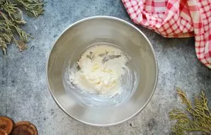Minkštą sviestą sumaišykite su cukraus pudra ir plakite mikseriu iki purios, baltos masės. Tai užtruks apie 5 minutes.