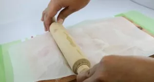 Vištienos krūtinėlę nuplaukite, nusausinkite ir lengvai pamuškite.