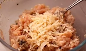 Į faršą suberkite tarkuotą parmezaną ir petražoles. Vėl išmaišyti. Įberkite druskos ir pipirų.
