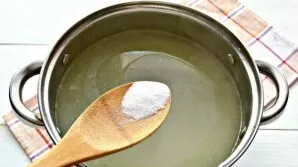 Beje, sultinį galima išvirti ir iš anksto. Vištieną nuplaukite, sudėkite į puodą su vandeniu ir virkite pusantros valandos ant silpnos ug...