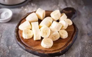 Bananus nuplaukite po tekančiu vandeniu ir nulupkite. Patogumui bananų minkštimą supjaustykite mažais gabalėliais.