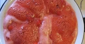 Kai užvirs mūsų būsima uogienė, padidinkite ugnį iki maksimumo, kol uogos pakils.