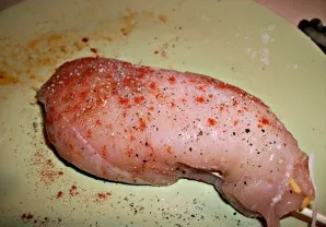 Dabar reikia atsargiai suvynioti filė, kad susidarytų vyniotinis. Sutvirtinkite dantų krapštukais. Ant viršaus pagardinkite druska, papri...