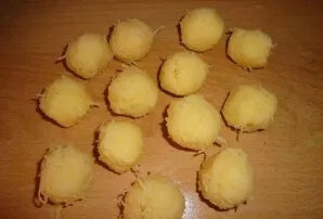 Arbatiniu šaukšteliu į delną įdėkite mažus bulvių gabalėlius, į kiekvieną gabalėlį (centre) įspausdami po sūrio gabalėlį. Suformuokite bu...